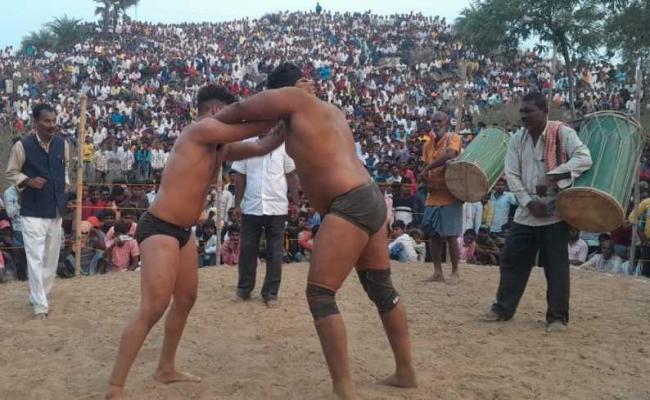 नवादा में दंगल,जम्मू के सुल्तान दीपक ने पंजाब के पहलवान बॉबी को चटाई धूल
