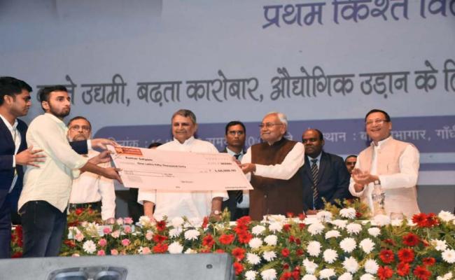मुख्यमंत्री ने 12 लाभार्थियों को प्रथम एवं द्वितीय किश्त का सांकेतिक चेक सौंपा