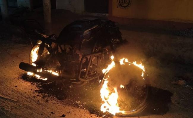 शराब बांटने से रोका तो कांग्रेस कार्यकर्ता पर छिड़का पेट्रोल, बाइक में आग लगाई