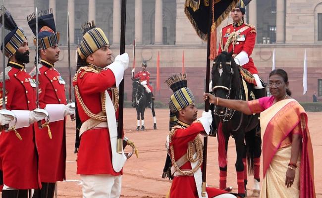 राष्ट्रपति मुर्मू ने पीबीजी को राष्ट्रपति के अंगरक्षक मानक और रेजिमेंटल मानक प्रस्तुत किये