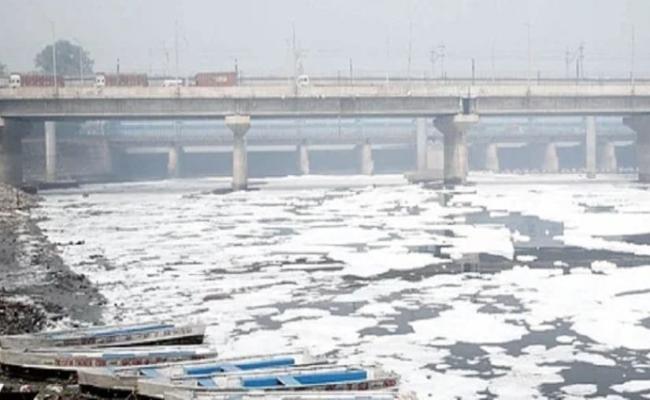 दिल्ली में यमुना नदी पर झाग की मोटी चादर, छठ व्रती चिंतित