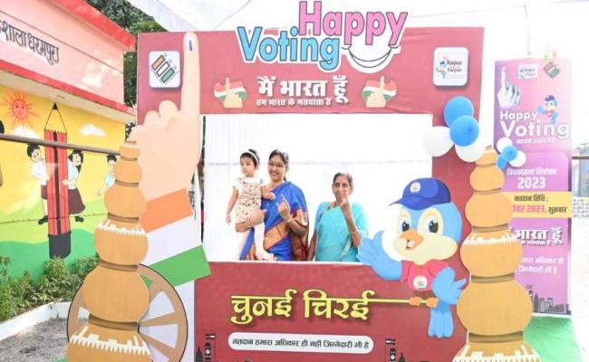 मुख्य निर्वाचन पदाधिकारी रीना बाबासाहेब कंगाले ने किया मतदान