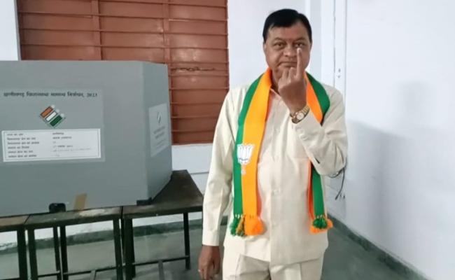 कोरबा : भाजपा प्रत्याशी लखन लाल देवांगन ने किया मतदान