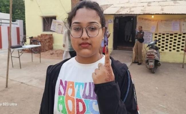 मप्र: मेरा पहला वोट: कलेक्टर के बुलावे पर अनन्या ने डाला अपने जीवन का पहला वोट