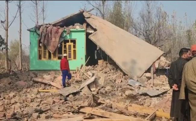 कुलगाम मुठभेड़ में पांच आतंकवादी ढेर, हथियार व गोलाबारूद बरामद