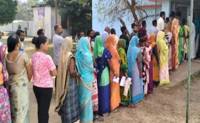 अनूपपुर: दोपहर तक जिले की तीन विधानसभा में 48.67 प्रतिशत मतदान, महिलाएं वोटिंग में पुरुषों से आगे