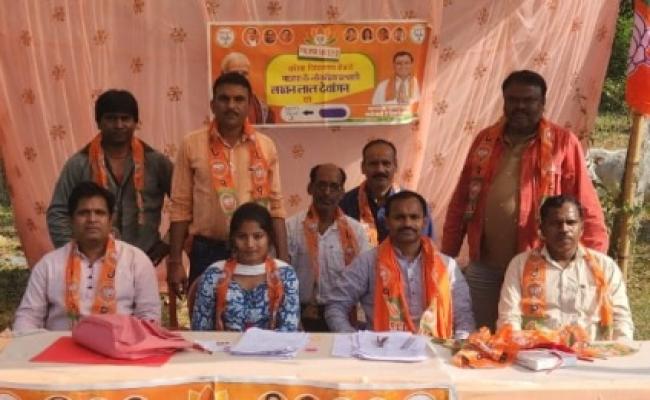 कोरबा: नेता प्रतिपक्ष हितानंद विकलांगो को लेकर पहुँचे मतदान केंद्र, कोरबा के सभी मतदान केंद्रों का किया दौरा