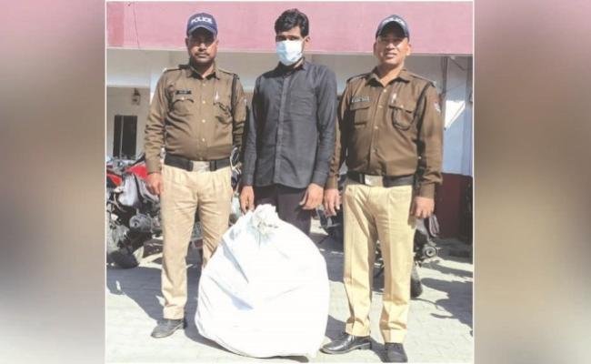 चोरी के सामान के साथ एक गिरफ्तार