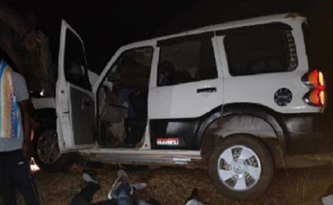 झारखंड के गिरिडीह में पेड़ से टकराई बारातियों की स्कार्पियो, छह की मौत