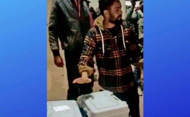शिवपुरी के पोहरी के पुराने कब्रिस्तान में 6 ईवीएम मिली