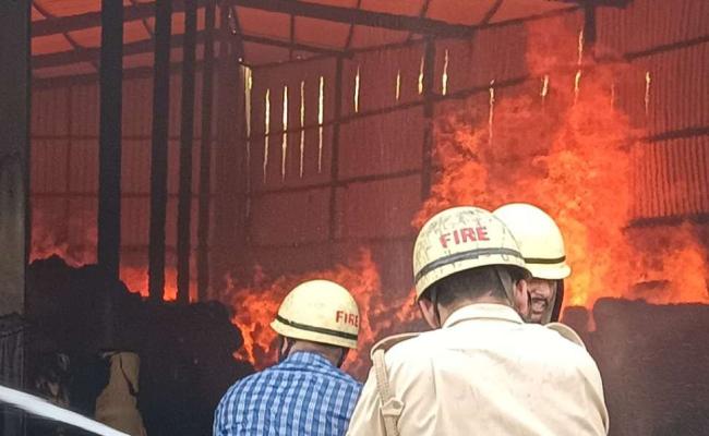 ट्रांसपोर्ट गोदाम में लगी भीषण आग, मची अफरातफरी