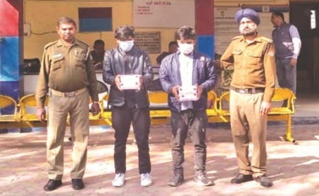 चोरी की दो बाइक और ज्वेलरी समेत दो चोर आये पुलिस गिरफ्त में
