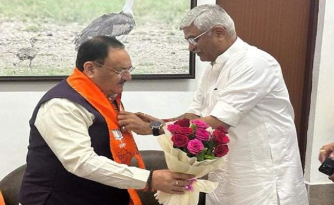 केन्द्रीय मंत्री शेखावत ने एयरपोर्ट पर किया बीजेपी राष्ट्रीय अध्यक्ष नड्डा का स्वागत