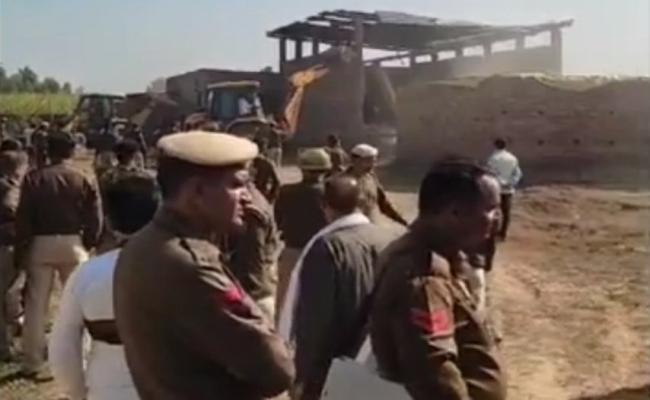 अंबाला में अवैध शराब फैक्टरी पर चला बुलडोजर