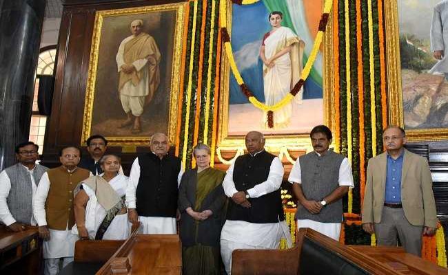 संसद सदस्यों ने इंदिरा गांधी को पुष्पांजलि अर्पित की