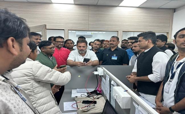 राजस्थान विस चुनावः पीसीसी वार रूम पहुंचे राहुल, टीम का बढ़ाया हौसला