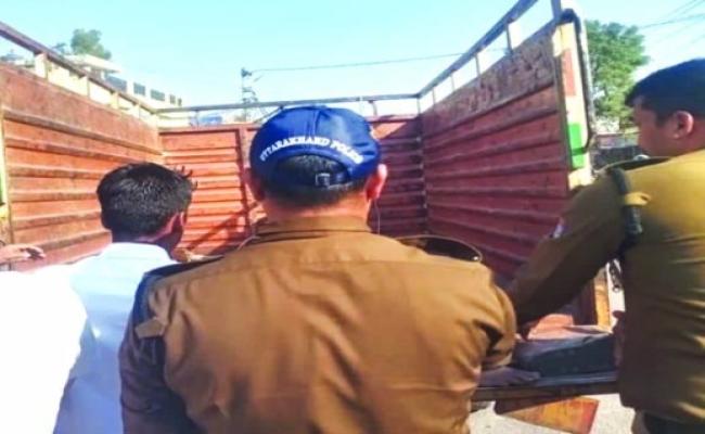 ट्रक ने बाइक सवारों को कुचला, एक की मौत, एक घायल