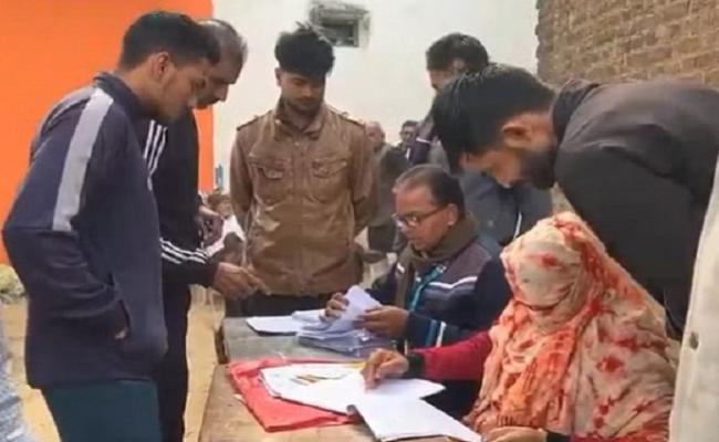 मप्र: भिंड की अटेर विधानसभा क्षेत्र में बूथ क्रमांक 71 पर पुनर्मतदान, दोपहर एक बजे तक हुई 30 फीसदी वोटिंग