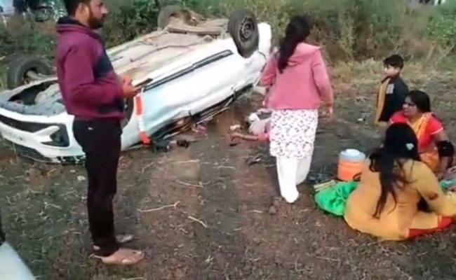 हरदा: सलकनपुर देवी दर्शन करने जा रहे श्रद्धालुओं की कार अनियंत्रित होकर पलटी, एक महिला की मौत, सात घायल