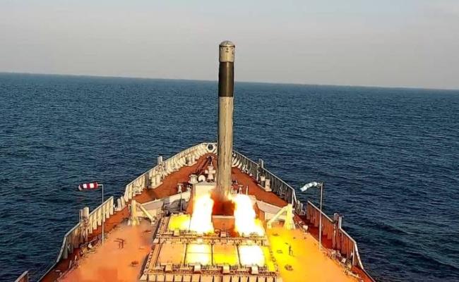 गाइडेड मिसाइल विध्वंसक इंफाल से ब्रह्मोस फायरिंग का पहला परीक्षण