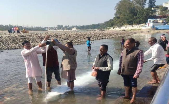 सपा के संस्थापक मुलायम सिंह की जयंती पर कार्यकर्ताओं ने गंगा में किया दुग्धाभिषेक