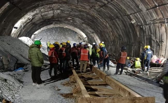 सिलक्यारा सुरंग हादसा : ऑगर मशीन ही बनेगी संकट मोचन, 39 मीटर तक पुश हुए पाइप