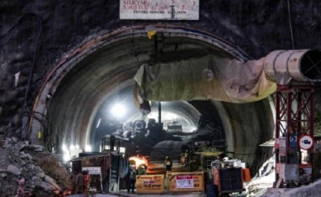 सिलक्यारा सुरंग में बचाव अभियान में आई अड़चन दूर, ऑगर मशीन के लिए प्लेटफॉर्म दोबारा तैयार