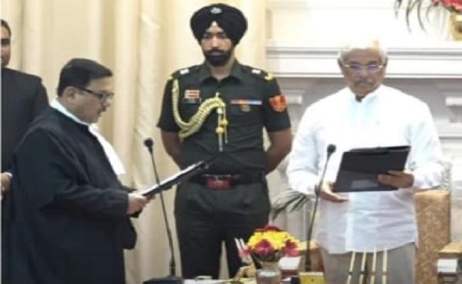 जस्टिस विवेक चौधरी को राज्यपाल ने दिलाई पद और गोपनीयता की शपथ