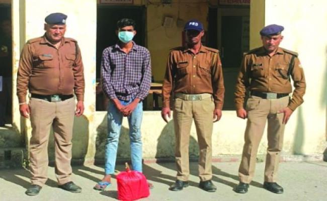 मंदिर में चोरी करने वाला चढ़ा पुलिस के हत्थे