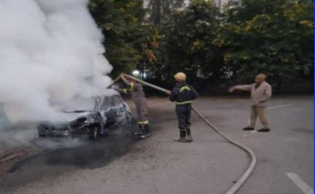 नोएडा में चलती कार में आग लगी, दो लोग जिंदा जले