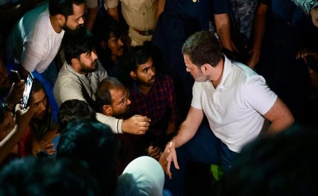 तेलंगाना में अमीरों और गरीब जनता के बीच युद्ध चल रहा है : राहुल गांधी