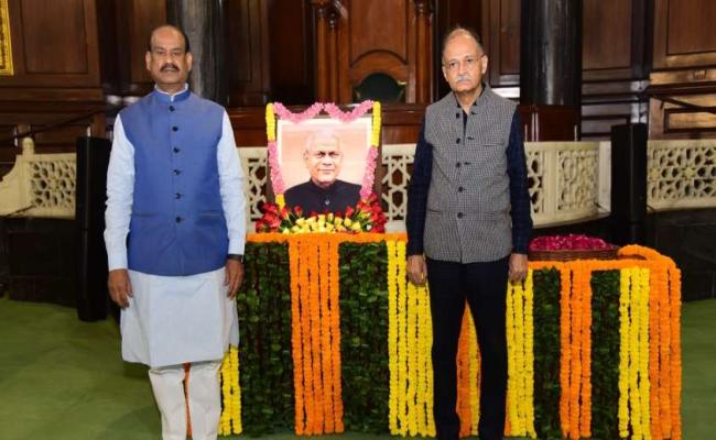 लोकसभा अध्यक्ष बिरला ने पूर्व लोकसभा अध्यक्ष रवि राय को पुष्पांजलि अर्पित की
