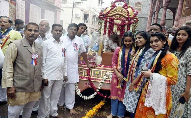 भगवान महावीर की सवारी निकली, 108 दीपकों की आरती-श्रावक-श्राविकाओं ने किया वंदन