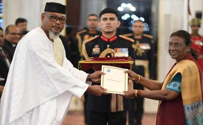 छह देशों के राजदूतों ने राष्ट्रपति को परिचय पत्र प्रस्तुत किये