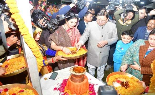 मुख्यमंत्री आवास में श्रमिकों की सकुशल वापसी पर हर्षोल्लास से मनाई गई इगास, मुख्यमंत्री ने खेला भेलू