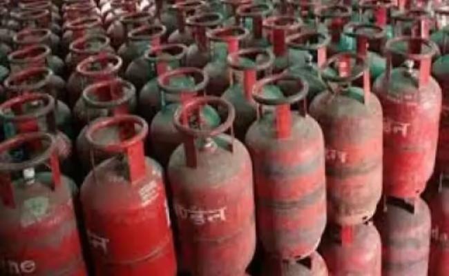 कमर्शियल गैस के मूल्य में 21 रुपये प्रति सिलेंडर का इजाफा