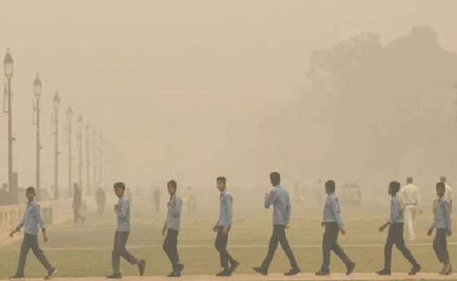 दिल्ली की हवा फिर हुई जहरीली, सांसों पर संकट गहराया