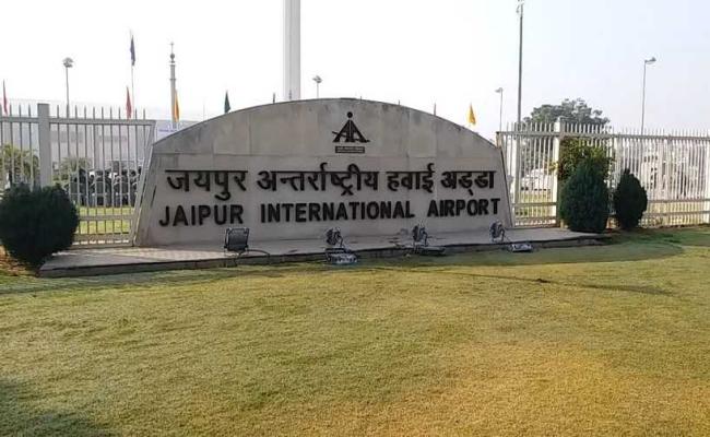 जयपुर एयरपोर्ट पर लैंडिंग के बाद पार्किंग के दौरान सेना का विमान पोल से टकराया