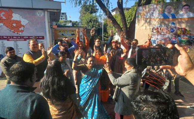 उत्तराखंड भाजपा कार्यकर्ताओं में खुशी, कांग्रेस में सन्नाटा, मुख्यमंत्री पहुंच रहे पार्टी मुख्यालय