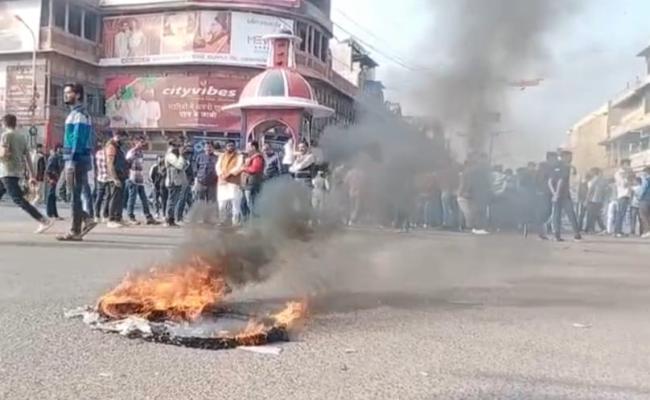 सुखदेवसिंह गोगामेडी हत्याकांड : जोधपुर में बंद का व्यापक असर, कई जगह लगी जाम की स्थिति, टायर जलाकर प्रदर्शन