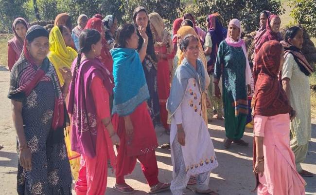 यमुनानगर: शराब के ठेका को आग लगाने पहुंची महिलाओं ने किया हंगामा