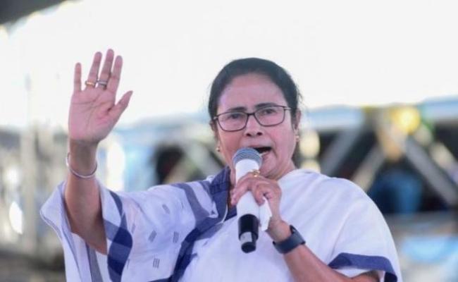 महुआ को संसद से निष्कासित करने पर ममता की प्रतिक्रिया: लोकतंत्र की हत्या हुई