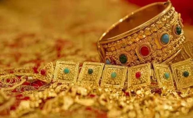 वैश्विक दबाव में लुढ़का सोना, चांदी में भी गिरावट
