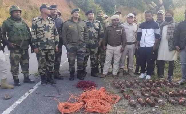मणिपुर में भारी मात्रा में हथियार और गोला बारूद बरामद