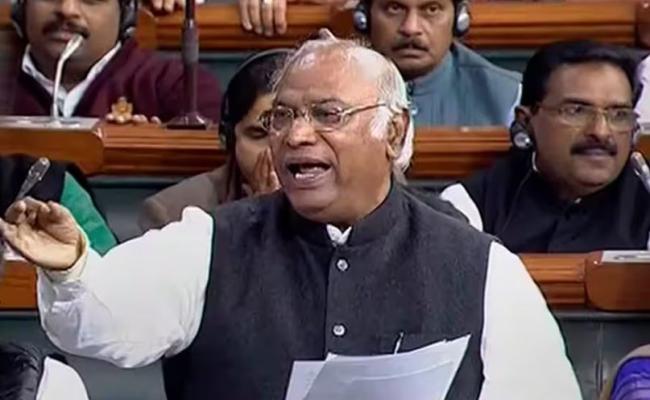 संसद की सुरक्षा में चूक मामले पर जवाब दें गृह मंत्री : खड़गे