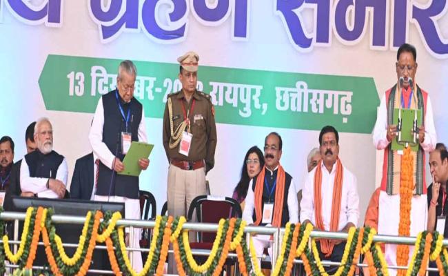 प्रधानमंत्री मोदी की मौजूदगी में विष्णुदेव साय ने ली मुख्यमंत्री पद की शपथ