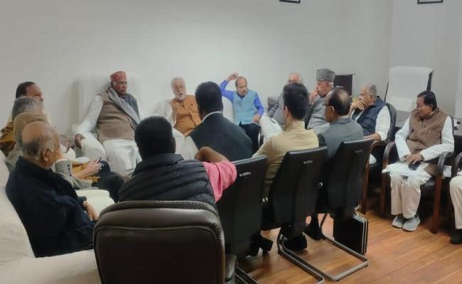 सांसदों के निलंबन पर विपक्ष ने किया प्रदर्शन