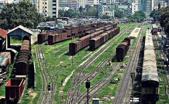 बांग्लादेश में उपद्रवियों ने ट्रेन में आग लगाई, चार की मौत