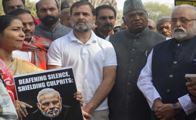 कांग्रेस ने कहा, विपक्षी सांसदों का निलंबन लोकतंत्र के लिए खतरनाक