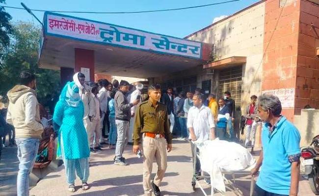 अलवर में बड़ा हादसा: टक्कर के बाद सीमेंट से भरे ट्रेलर के नीचे दबी बोलरो, एईएन सहित चार की मौत